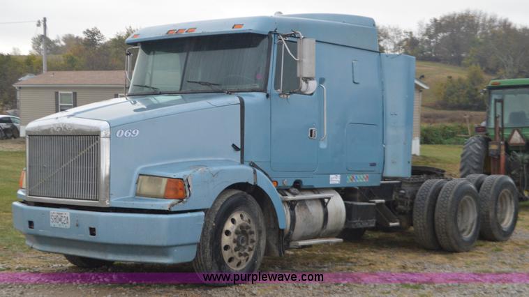 image for item I6338 1996 Volvo WIA semi truck