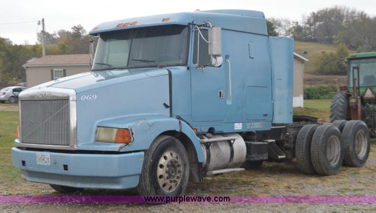 image for item I6338 1996 Volvo WIA semi truck