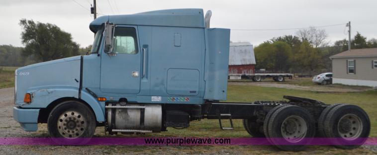 image for item I6338 1996 Volvo WIA semi truck