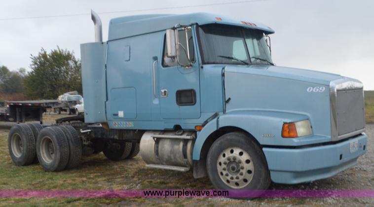 image for item I6338 1996 Volvo WIA semi truck