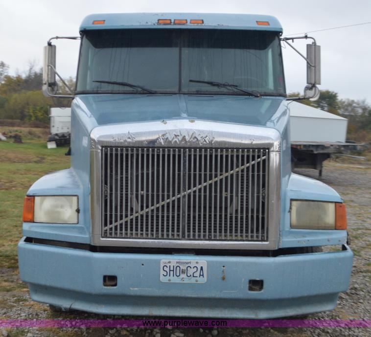 image for item I6338 1996 Volvo WIA semi truck