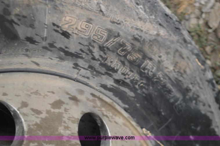 image for item I6338 1996 Volvo WIA semi truck