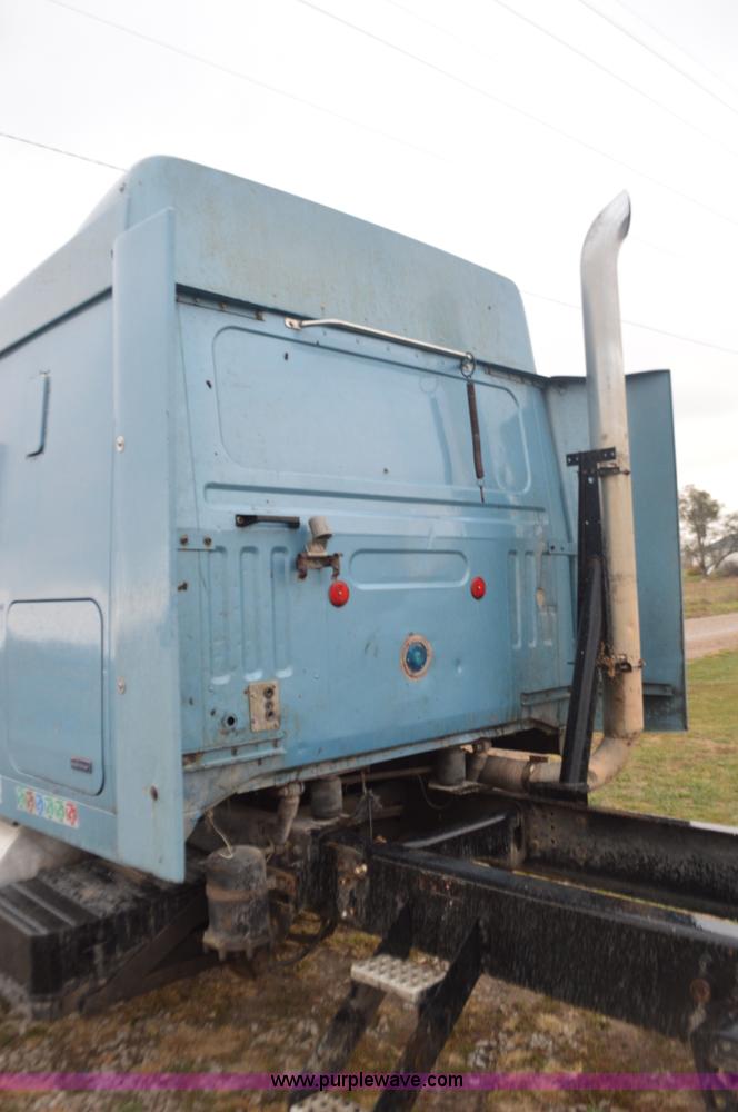 image for item I6338 1996 Volvo WIA semi truck