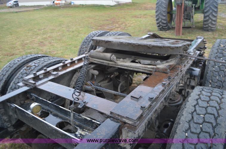 image for item I6338 1996 Volvo WIA semi truck