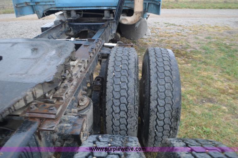 image for item I6338 1996 Volvo WIA semi truck