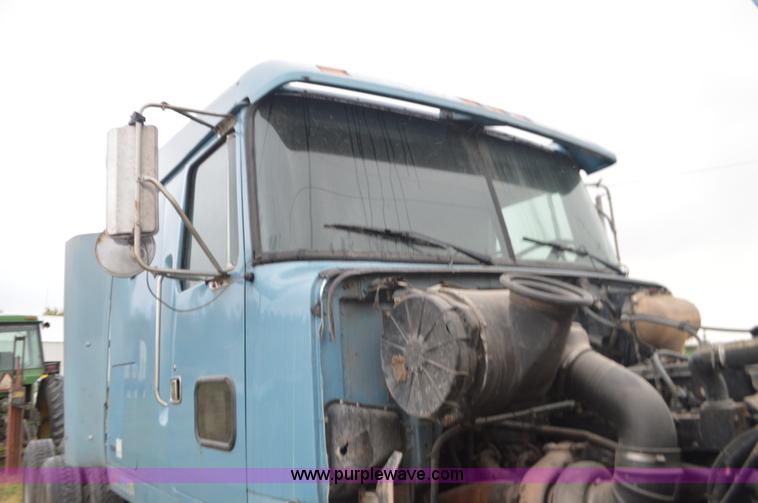 image for item I6338 1996 Volvo WIA semi truck