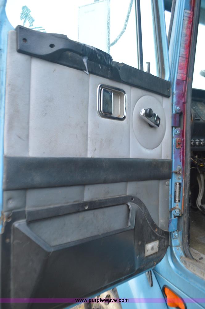 image for item I6338 1996 Volvo WIA semi truck