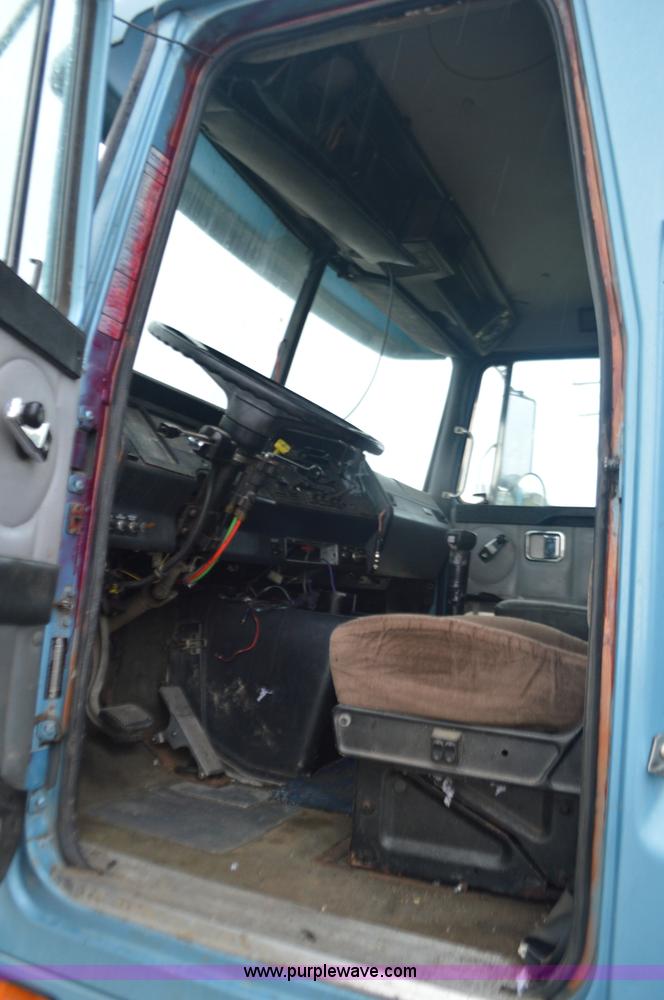 image for item I6338 1996 Volvo WIA semi truck