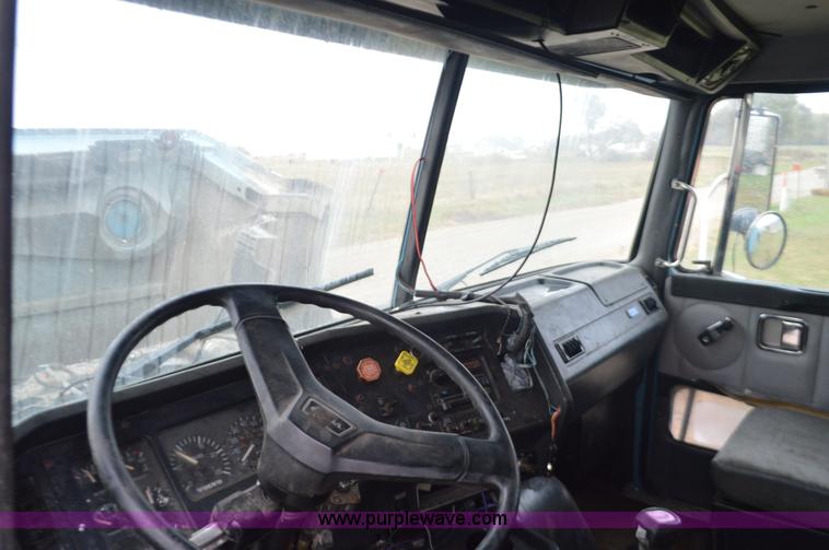 image for item I6338 1996 Volvo WIA semi truck