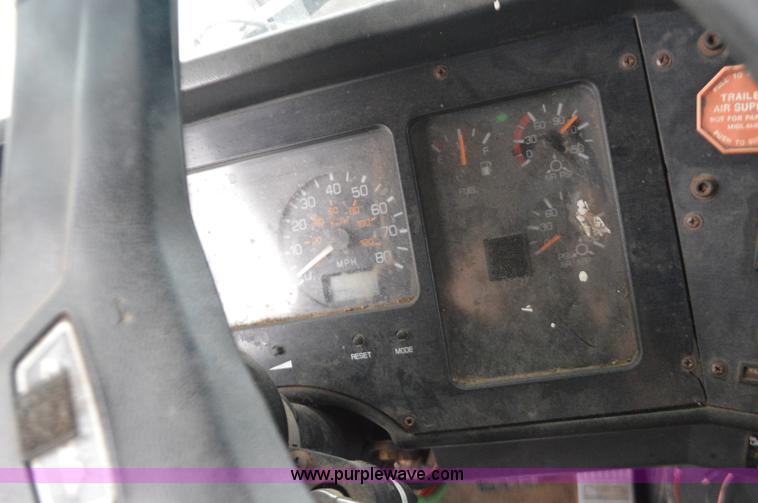 image for item I6338 1996 Volvo WIA semi truck