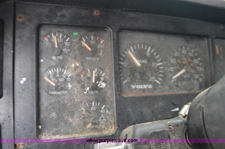 image for item I6338 1996 Volvo WIA semi truck