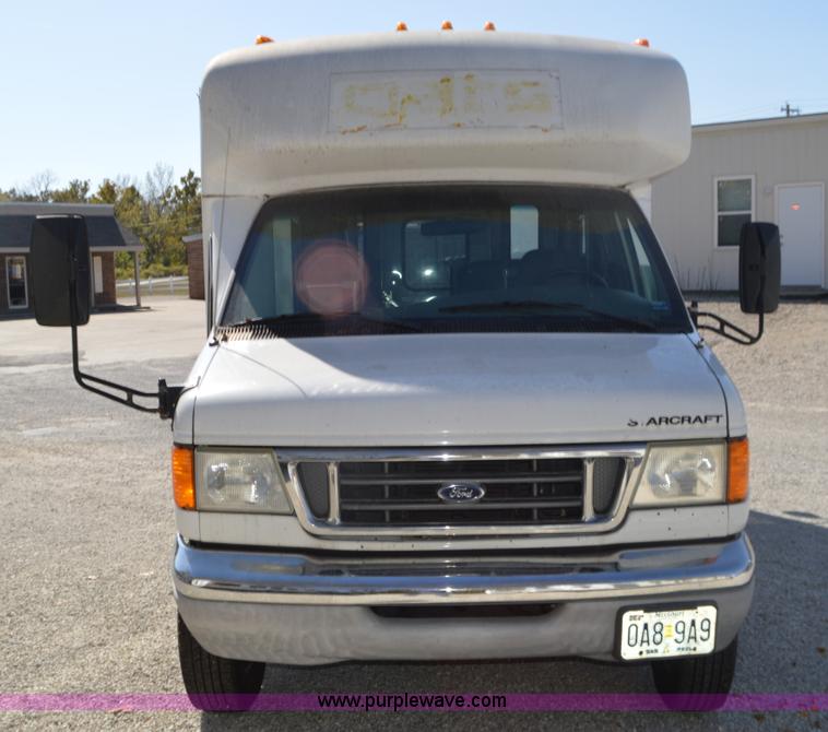 image for item I6367 2005 Ford E350 Super Duty bus