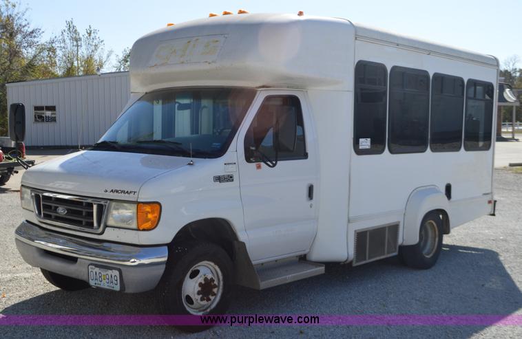 image for item I6367 2005 Ford E350 Super Duty bus