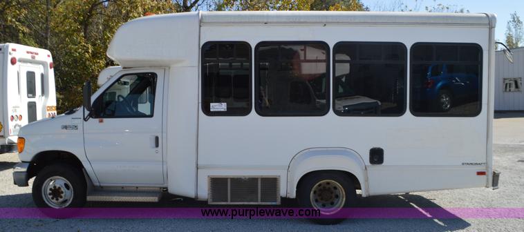 image for item I6367 2005 Ford E350 Super Duty bus