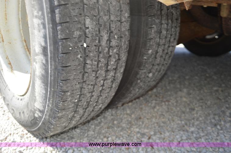 image for item I6367 2005 Ford E350 Super Duty bus