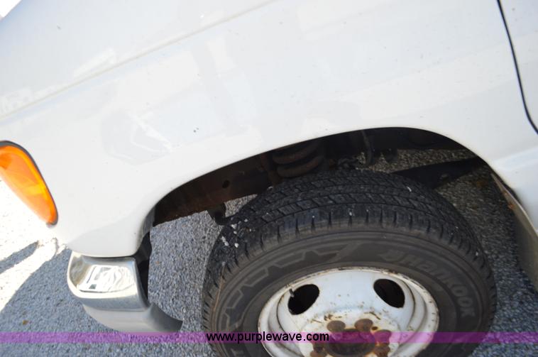 image for item I6367 2005 Ford E350 Super Duty bus