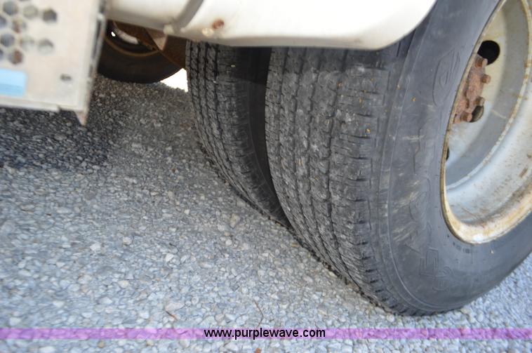 image for item I6367 2005 Ford E350 Super Duty bus