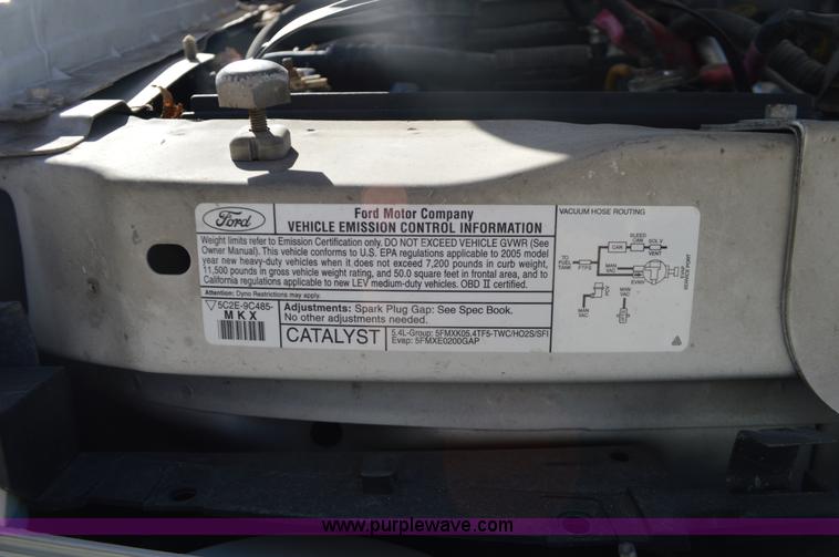 image for item I6367 2005 Ford E350 Super Duty bus