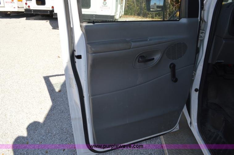 image for item I6367 2005 Ford E350 Super Duty bus