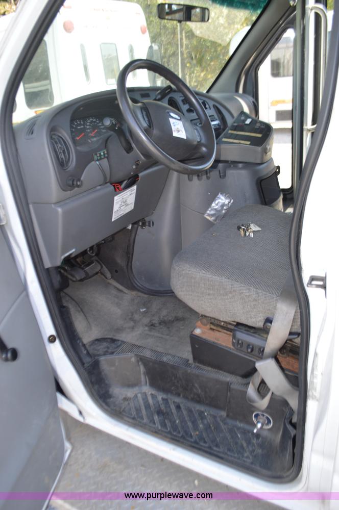 image for item I6367 2005 Ford E350 Super Duty bus