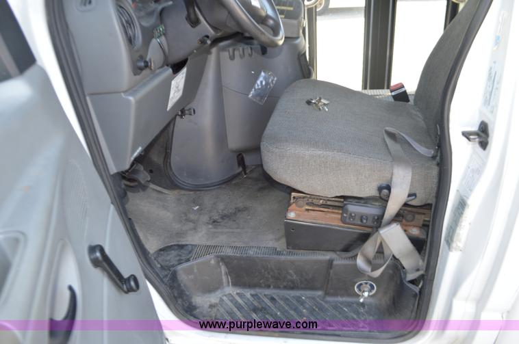 image for item I6367 2005 Ford E350 Super Duty bus