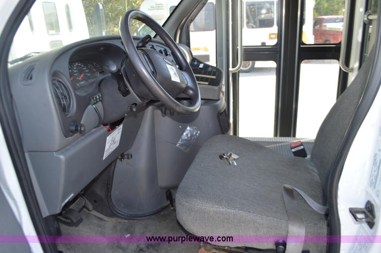image for item I6367 2005 Ford E350 Super Duty bus