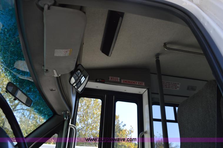 image for item I6367 2005 Ford E350 Super Duty bus