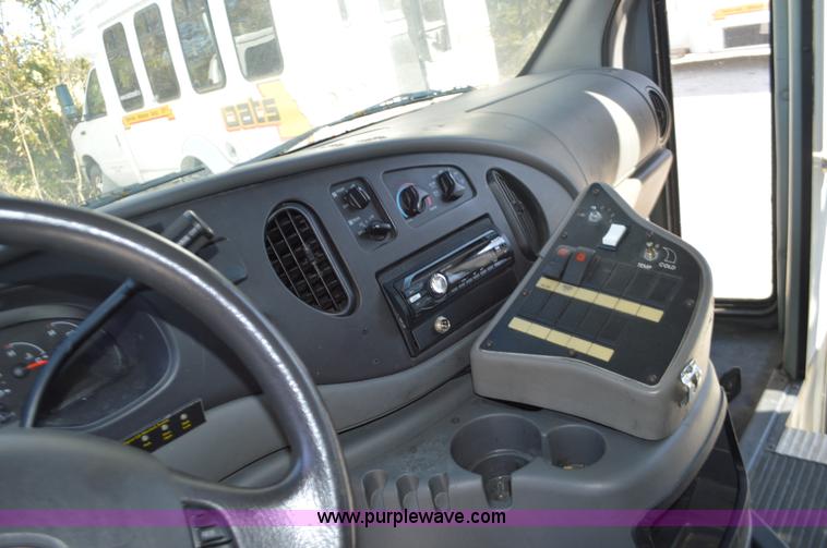 image for item I6367 2005 Ford E350 Super Duty bus