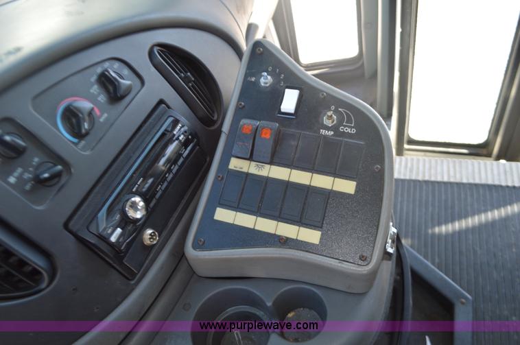 image for item I6367 2005 Ford E350 Super Duty bus