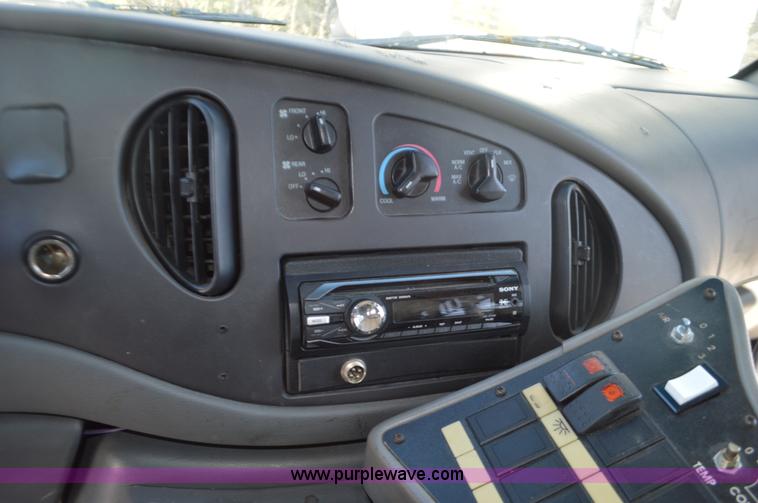 image for item I6367 2005 Ford E350 Super Duty bus