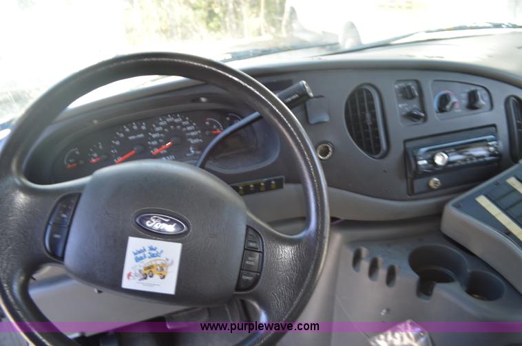 image for item I6367 2005 Ford E350 Super Duty bus