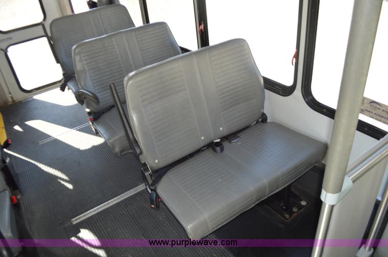 image for item I6367 2005 Ford E350 Super Duty bus