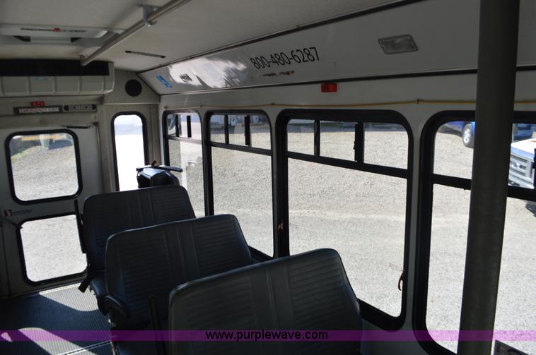 image for item I6367 2005 Ford E350 Super Duty bus