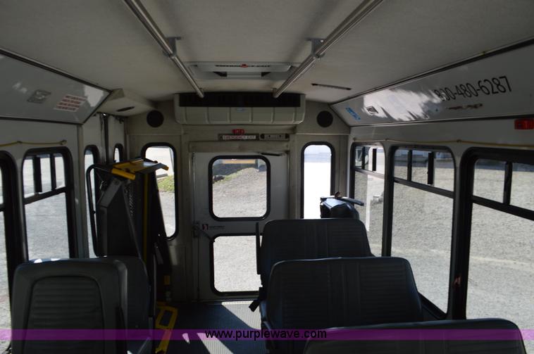 image for item I6367 2005 Ford E350 Super Duty bus
