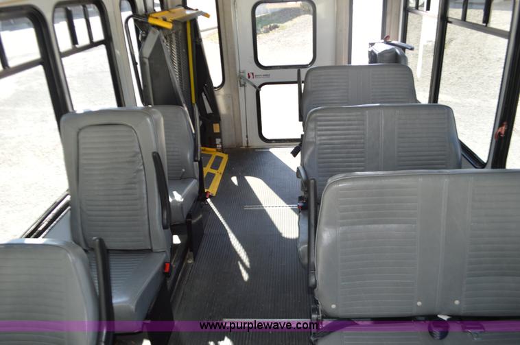 image for item I6367 2005 Ford E350 Super Duty bus