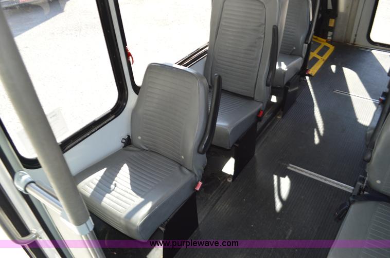 image for item I6367 2005 Ford E350 Super Duty bus