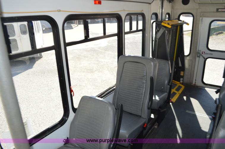 image for item I6367 2005 Ford E350 Super Duty bus