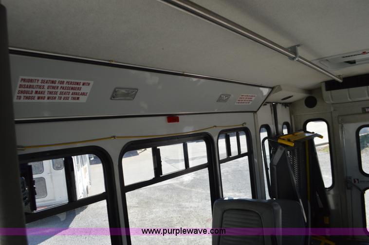 image for item I6367 2005 Ford E350 Super Duty bus