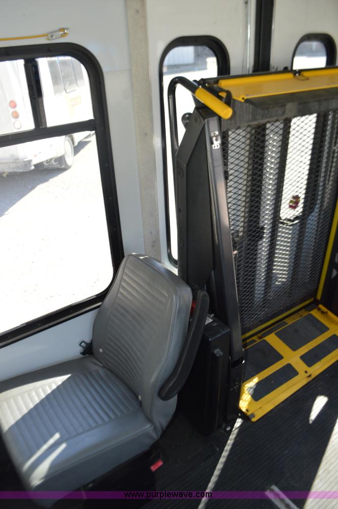 image for item I6367 2005 Ford E350 Super Duty bus