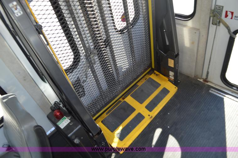 image for item I6367 2005 Ford E350 Super Duty bus