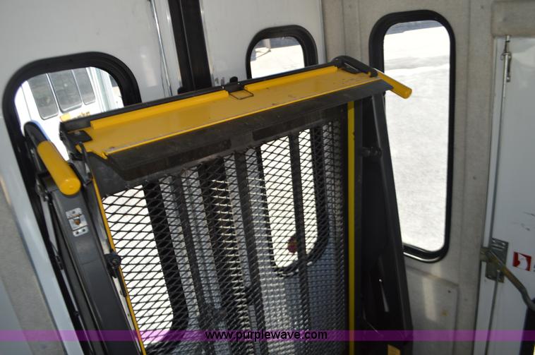 image for item I6367 2005 Ford E350 Super Duty bus