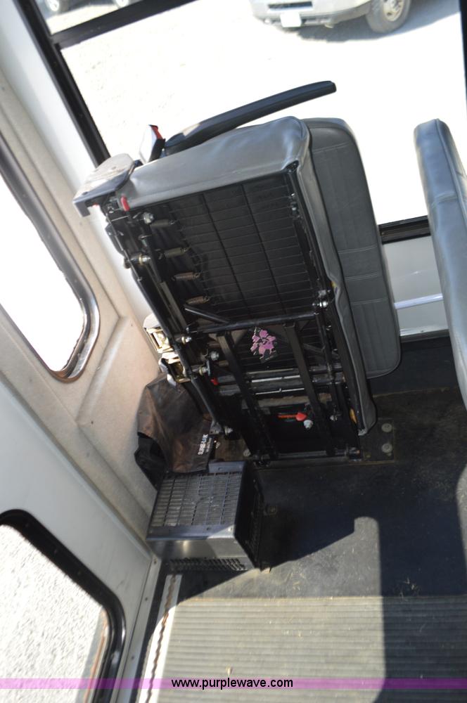 image for item I6367 2005 Ford E350 Super Duty bus