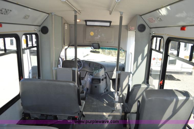 image for item I6367 2005 Ford E350 Super Duty bus