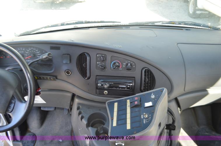 image for item I6367 2005 Ford E350 Super Duty bus