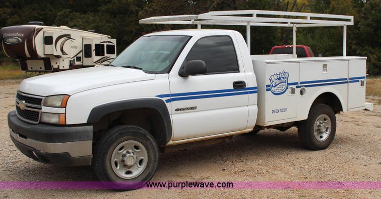 image for item J4340 2006 Chevrolet Silverado 2500HD utility truck
