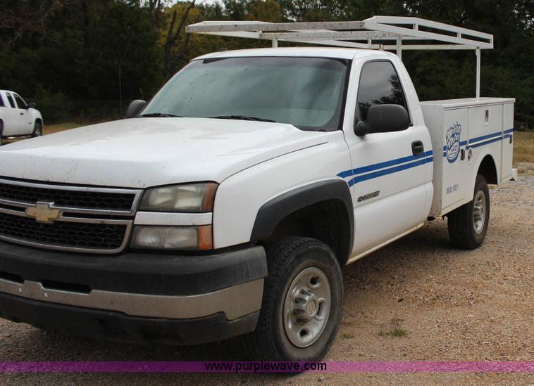 image for item J4340 2006 Chevrolet Silverado 2500HD utility truck