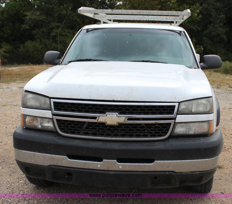 image for item J4340 2006 Chevrolet Silverado 2500HD utility truck