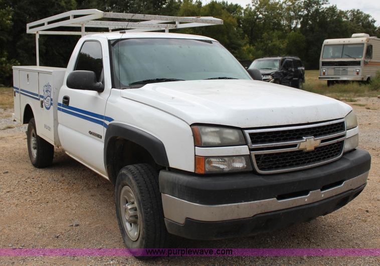 image for item J4340 2006 Chevrolet Silverado 2500HD utility truck