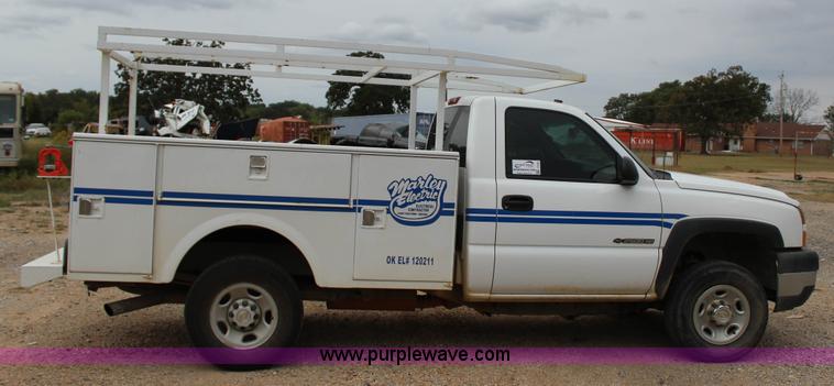 image for item J4340 2006 Chevrolet Silverado 2500HD utility truck