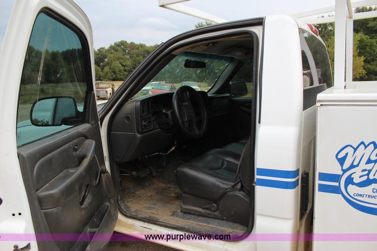 image for item J4340 2006 Chevrolet Silverado 2500HD utility truck